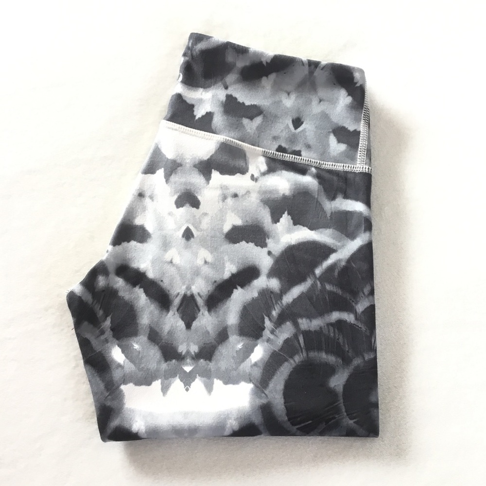 Lululemon patterned cropped leggings